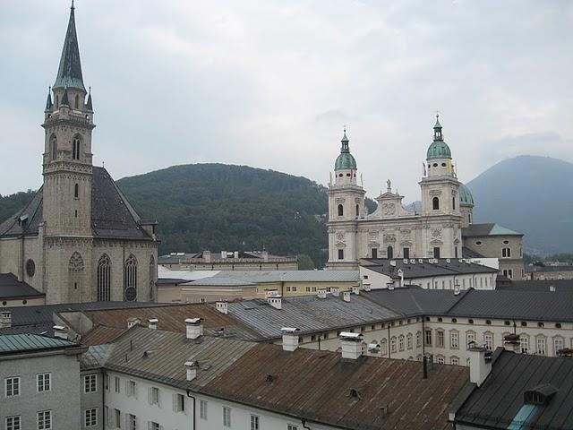 CALLEJEANDO EN SALZBURGO 2: MOZARTPLATZ, LA COLINA DE MÖNCHSBERG Y EL CEMENTERIO