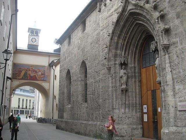 CALLEJEANDO EN SALZBURGO 2: MOZARTPLATZ, LA COLINA DE MÖNCHSBERG Y EL CEMENTERIO