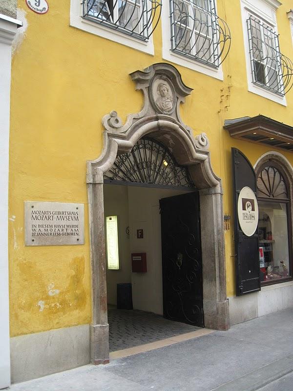 CALLEJEANDO EN SALZBURGO 2: MOZARTPLATZ, LA COLINA DE MÖNCHSBERG Y EL CEMENTERIO