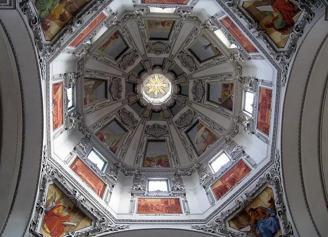 CALLEJEANDO EN SALZBURGO 2: MOZARTPLATZ, LA COLINA DE MÖNCHSBERG Y EL CEMENTERIO