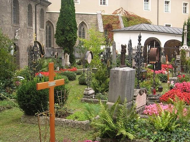 CALLEJEANDO EN SALZBURGO 2: MOZARTPLATZ, LA COLINA DE MÖNCHSBERG Y EL CEMENTERIO