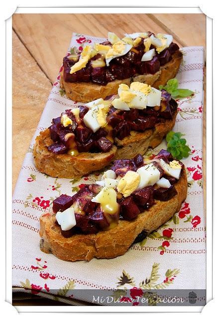 Tostaditas de Remolacha glaseada y Huevo