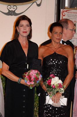 Carolina y Estefanía de Mónaco celebran juntas el 30 Aniversario del Teatro Princesa Grace. Analizamos su look