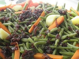 Ensalada de Judías verdes con zanahoria, patatas y cebolla caramelizada al vino tinto