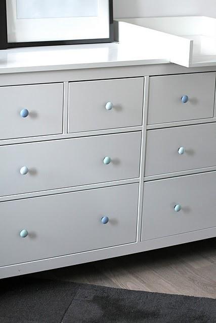 Pintar los pomos de la cómoda hemnes de Ikea con un pincel de espuma