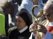 Católicos polacos creen hostia milagrosa