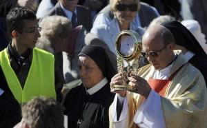 Católicos polacos creen en una hostia milagrosa