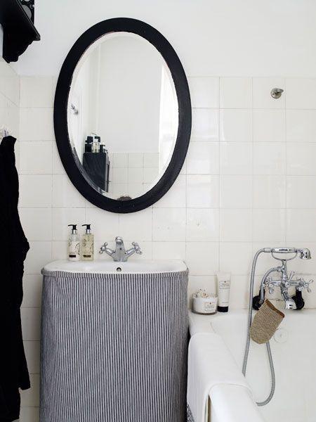 Decorar con piezas antiguas suelo de madera original sofa blanco sillones de cuero piel de reno en sillones lámpara de pie moderna estilo nórdico estilo francés decoración estilo escandinavo edificios antiguos diseño de interiores diseño danés decoración francesa decoración en blanco decoración de interiores cocina rústica cocina francesa cocina en blanco y negro cocina blanca chandelier negro cestas de mimbre docoración casas danesas decoración