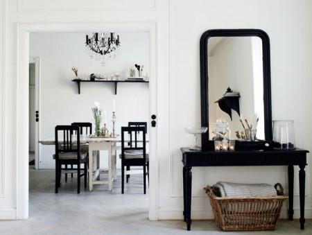 Decorar con piezas antiguas suelo de madera original sofa blanco sillones de cuero piel de reno en sillones lámpara de pie moderna estilo nórdico estilo francés decoración estilo escandinavo edificios antiguos diseño de interiores diseño danés decoración francesa decoración en blanco decoración de interiores cocina rústica cocina francesa cocina en blanco y negro cocina blanca chandelier negro cestas de mimbre docoración casas danesas decoración