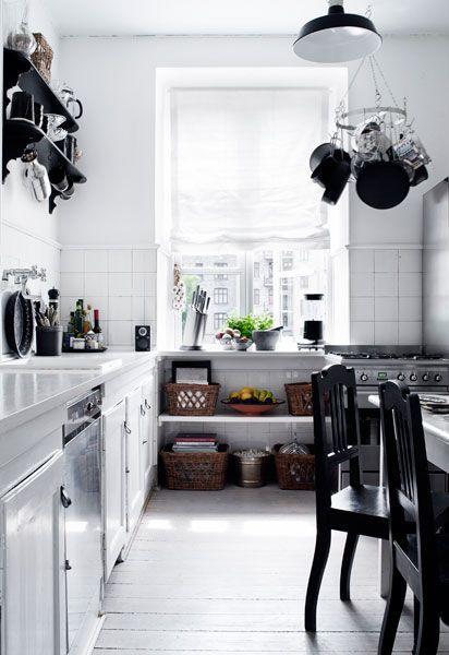 Decorar con piezas antiguas suelo de madera original sofa blanco sillones de cuero piel de reno en sillones lámpara de pie moderna estilo nórdico estilo francés decoración estilo escandinavo edificios antiguos diseño de interiores diseño danés decoración francesa decoración en blanco decoración de interiores cocina rústica cocina francesa cocina en blanco y negro cocina blanca chandelier negro cestas de mimbre docoración casas danesas decoración