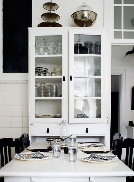 Decorar con piezas antiguas suelo de madera original sofa blanco sillones de cuero piel de reno en sillones lámpara de pie moderna estilo nórdico estilo francés decoración estilo escandinavo edificios antiguos diseño de interiores diseño danés decoración francesa decoración en blanco decoración de interiores cocina rústica cocina francesa cocina en blanco y negro cocina blanca chandelier negro cestas de mimbre docoración casas danesas decoración