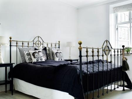 Decorar con piezas antiguas suelo de madera original sofa blanco sillones de cuero piel de reno en sillones lámpara de pie moderna estilo nórdico estilo francés decoración estilo escandinavo edificios antiguos diseño de interiores diseño danés decoración francesa decoración en blanco decoración de interiores cocina rústica cocina francesa cocina en blanco y negro cocina blanca chandelier negro cestas de mimbre docoración casas danesas decoración