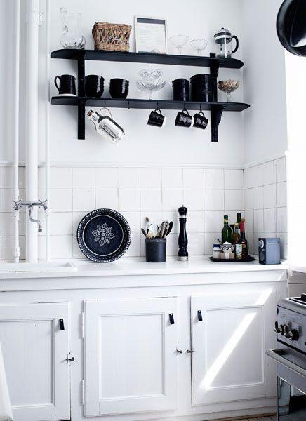 Decorar con piezas antiguas suelo de madera original sofa blanco sillones de cuero piel de reno en sillones lámpara de pie moderna estilo nórdico estilo francés decoración estilo escandinavo edificios antiguos diseño de interiores diseño danés decoración francesa decoración en blanco decoración de interiores cocina rústica cocina francesa cocina en blanco y negro cocina blanca chandelier negro cestas de mimbre docoración casas danesas decoración