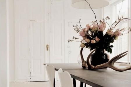 suelo de madera sin tratar sofá de ikea sillas 7 de Arne Jacobsen para Fritz Hansen royal copenhaguen piso minimalista muebles de diseño mobiliario minimalista lámparas Foscarini lámparas flos lámparas de Artemide georg jensen estilo nórdico estilo neoyorquino estilo minimalista estilo loft new york estilo escandinavo diseño de lofts diseño danés decoracion de lofts 