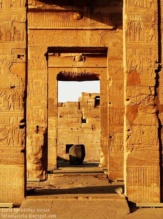Varias puertas de un templo egipcio adornadas con jeroglíficos nos enmarcan la historia de pasadas civilizaciones. Kom Ombo? Egipto