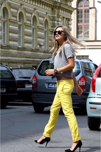 Color pants + T-Shirt