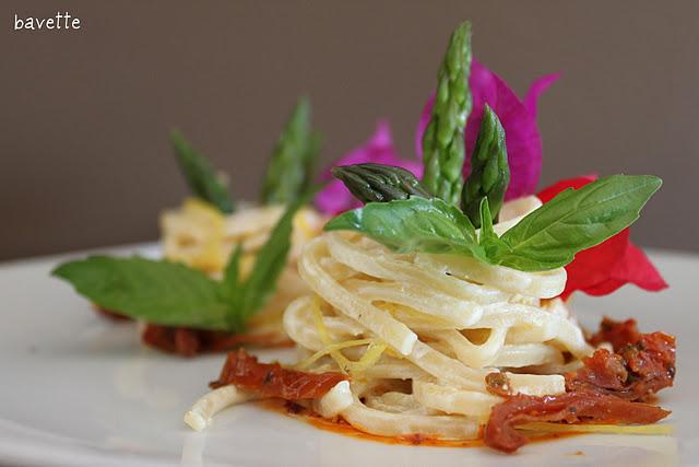 Strangozzi al limone con asparagi e pomodorini secchi sott`olio. Strangozzi al limòn con espárragos y  tomates secos en aceite