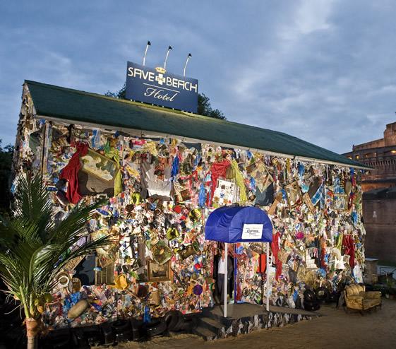 Hotel construido con basura