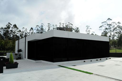 Un orgulloso propietario nos muestra su vivienda A-cero Tech en Santa Comba, A Coruña