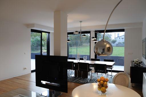 Un orgulloso propietario nos muestra su vivienda A-cero Tech en Santa Comba, A Coruña