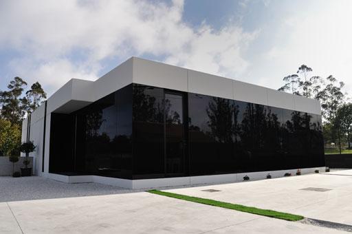 Un orgulloso propietario nos muestra su vivienda A-cero Tech en Santa Comba, A Coruña