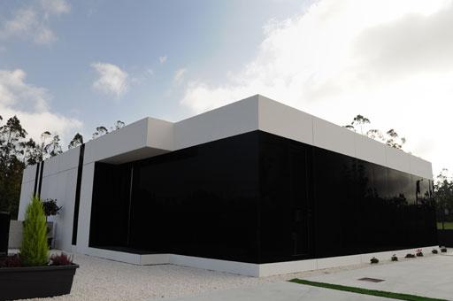 Un orgulloso propietario nos muestra su vivienda A-cero Tech en Santa Comba, A Coruña