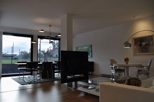 Un orgulloso propietario nos muestra su vivienda A-cero Tech en Santa Comba, A Coruña