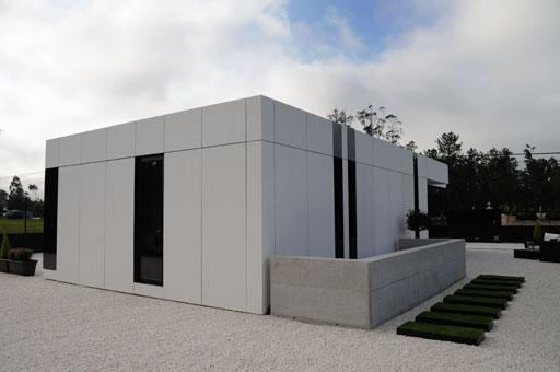 Un orgulloso propietario nos muestra su vivienda A-cero Tech en Santa Comba, A Coruña