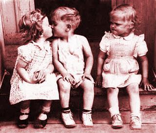 Estrategias de seducción. Aparenta ser un objeto de deseo: forma triángulos