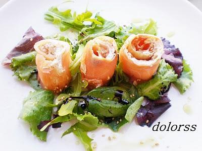 Rosas de salmón con almendra crujiente