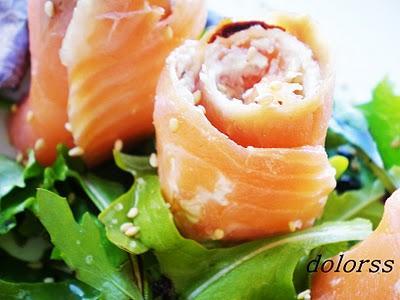 Rosas de salmón con almendra crujiente