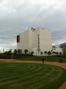 Iglesia de IESU, vista desde el Parque de la Memoria en la Avda. de Barcelona de Donostia San Sebastián. Obra de Rafael Moneo. Simoncio - Wikipedia.