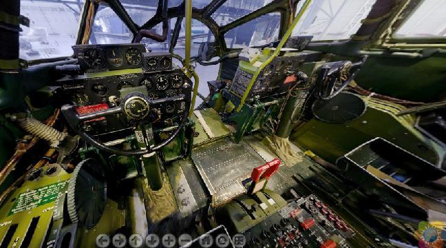 La Cabina del bombardero B-29 Enola Gay