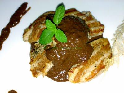 Medallones de solomillo ibérico con salsa de chocolate al aroma de hierbabuena