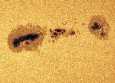 La gigantesca mancha solar 1302 apunta hoy hacia la Tierra