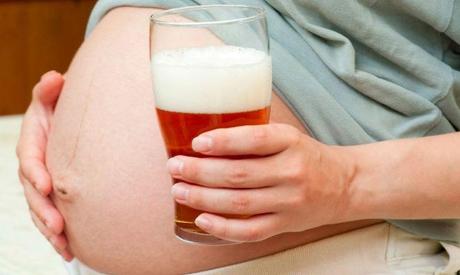 Beber cerveza sin alcohol durante la lactancia favorece al bebé