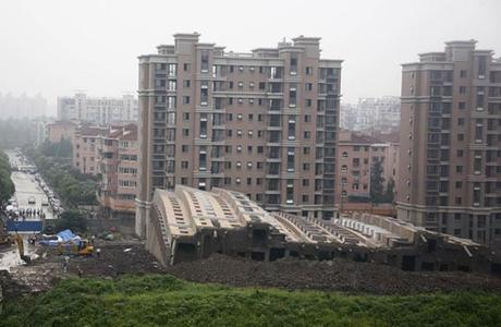 Un edificio de 13 plantas cae intacto al suelo en China