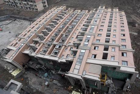 Un edificio de 13 plantas cae intacto al suelo en China