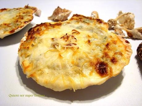 Pastel de patatas y bacalao con bechamel, gratinado al horno.