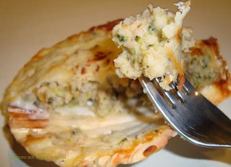 Pastel de patatas y bacalao con bechamel, gratinado al horno.