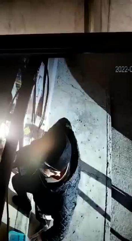 Señora de ochenta años es engañada y entrega su televisor a un ladrón