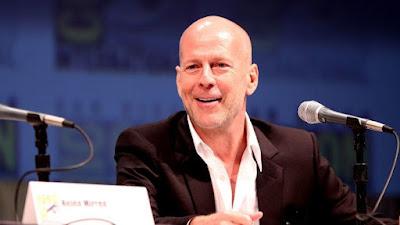 El actor Bruce Willis se retira por una afasia que le afecta al habla.