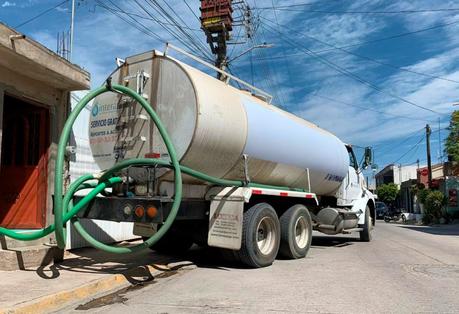 Con pipas surten agua tras falla #38 del Realito