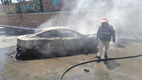 Vehículo vuelca y se incendia en el bulevar Río Santiago