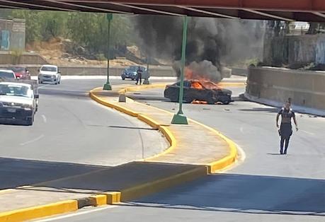 Vehículo vuelca y se incendia en el bulevar Río Santiago