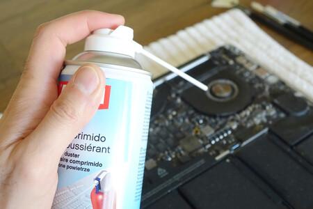 Cómo limpiar a fondo tu ordenador portátil (sí, también por dentro) y conseguir que quede como si lo acabases de estrenar Limpiezaportatilairecomprimido