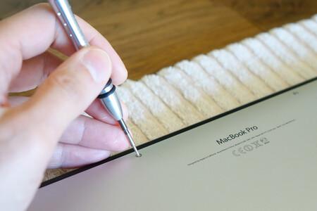 Cómo limpiar a fondo tu ordenador portátil (sí, también por dentro) y conseguir que quede como si lo acabases de estrenar Limpiezaportatiltornillos