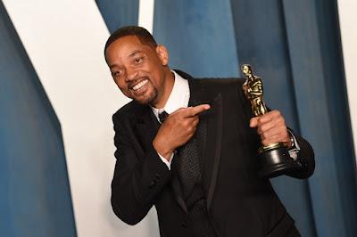 En la misma noche, Will Smith da una bofetada y recibe un Oscar. En la misma noche, Will Smith da una bofetada y recibe un Oscar.