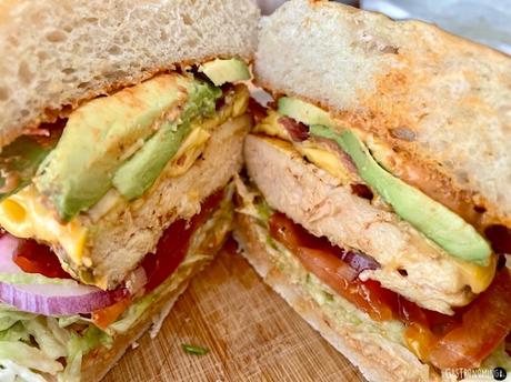 Sándwich de pollo marinado y mayonesa chipotle