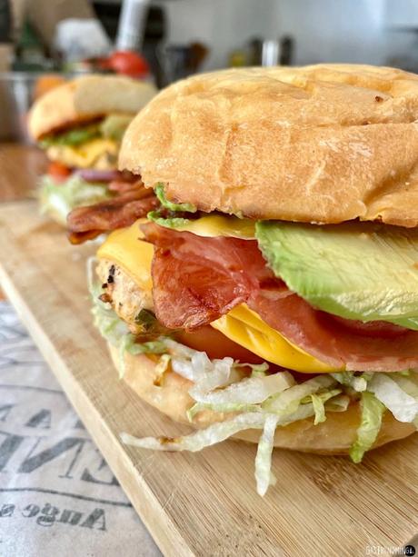 Sándwich de pollo marinado y mayonesa chipotle